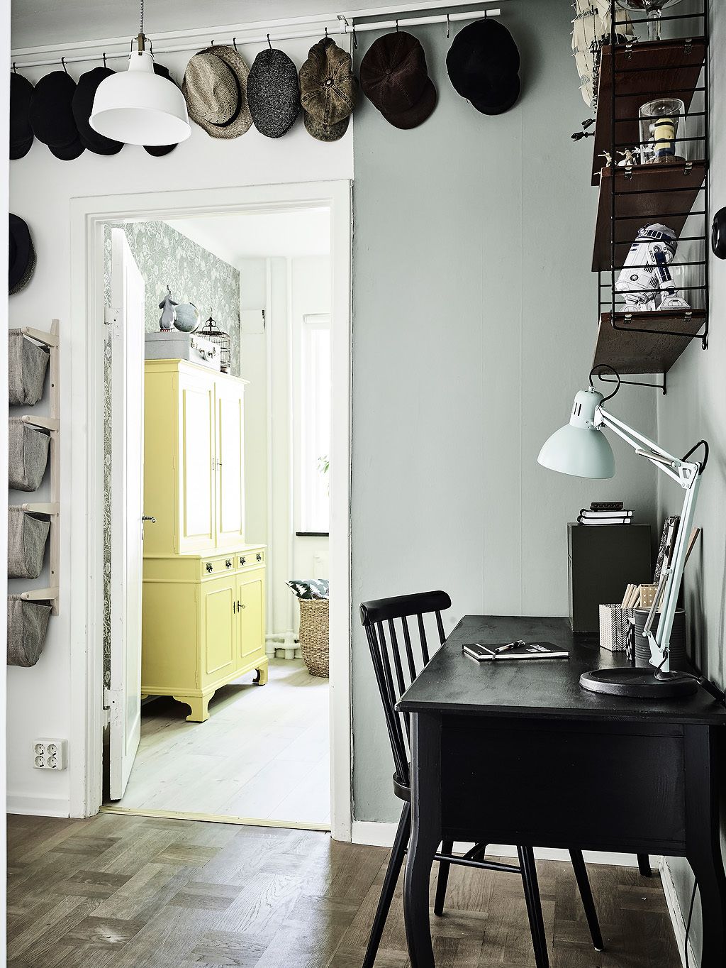 Kolme pohjoismaista kotitoimistoa käytävällä 